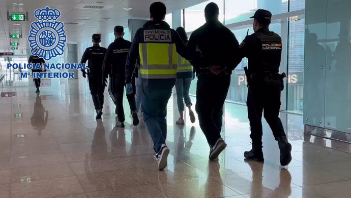 Tres detinguts a l'aeroport de Barcelona acusats d'enviar droga a diferents països