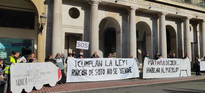 Más de 400 vecinos de Rincón se manifiestan en Logroño contra el proyecto de la variante Norte del ferrocarril