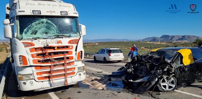 Imagen del accidente de tráfico en el que han fallecido tres personas en la carretera A-355 a su paso por Coín.