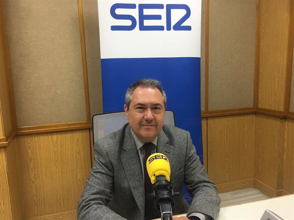 El secretario general del PSOE-A, Juan Espadas, en una entrevista en la Cadena SER.