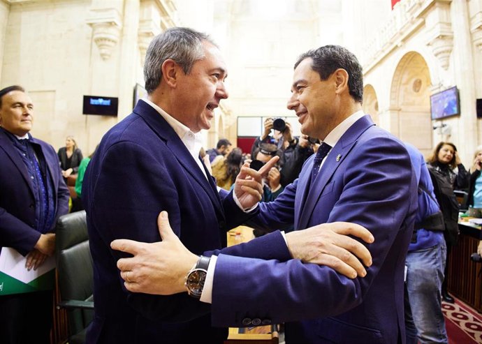 El secretario general del PSOE-A, Juan Espadas, saluda al presidente de la Junta, Juanma Moreno, en el Pleno del Parlamento andaluz tras el debate final del Presupuesto de 2024. (Foto de archivo).