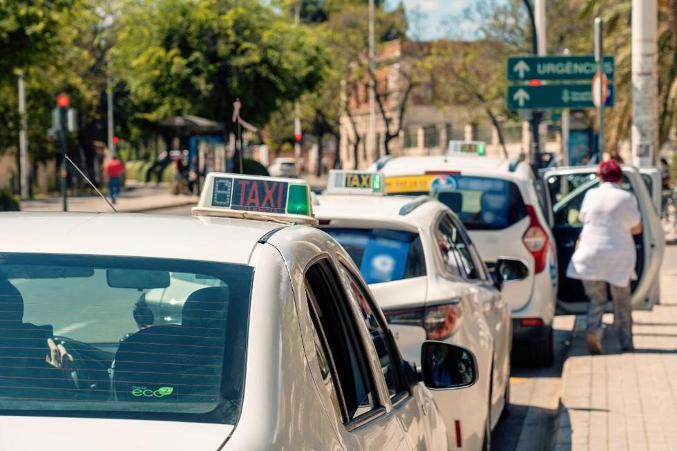 El Consell autoriza que los taxis de Valncia circulen hasta 18 horas diarias para cubrir la demanda