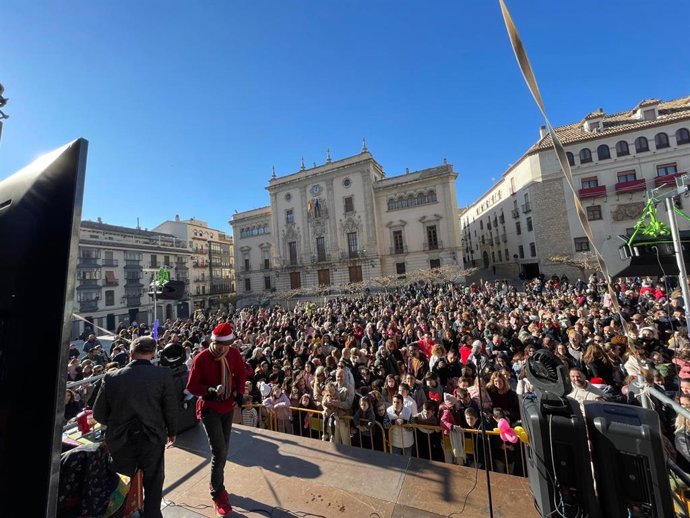 Fiesta infantil de Nochevieja en la plaza de Santa María de Jaén.