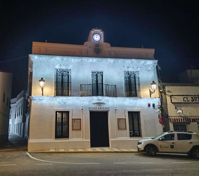 Fachada del Ayuntamiento de El Ronquillo, decorado con luces navideñas.
