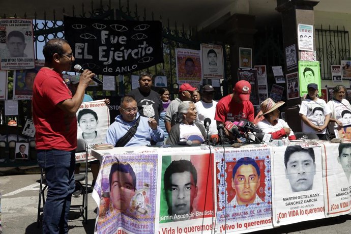 Archivo - Familiares de los 43 estudiantes desaparecidos en Ayotzinapa, México