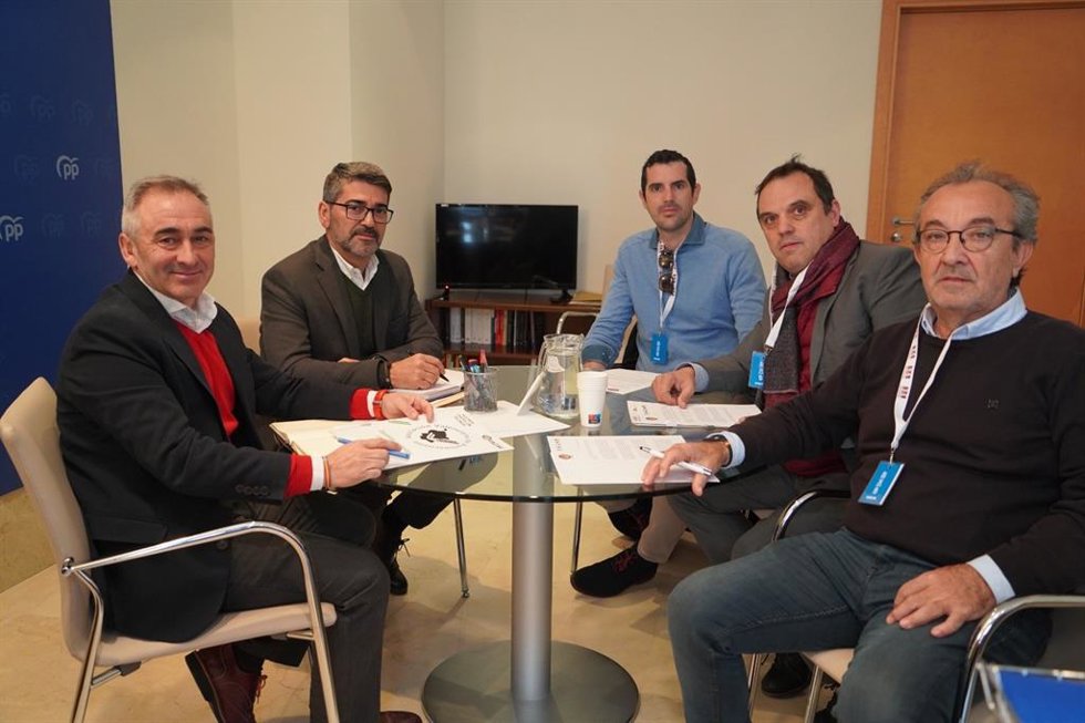 El síndic del GPP, Miguel Barrachina, junto con el portavoz de movilidad y transporte del GPP, José Forés