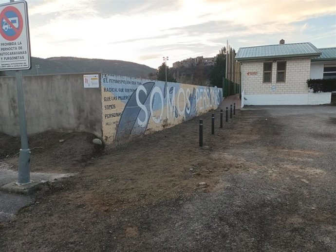 Bolardos para proteger el acceso a la piscina.