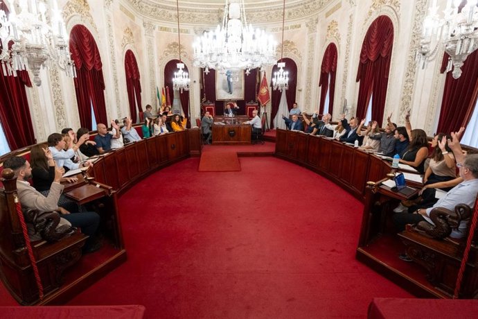 Archivo - Pleno extraordinario de vivienda celebrado en el Ayuntamiento de Cádiz. (Foto de archivo).