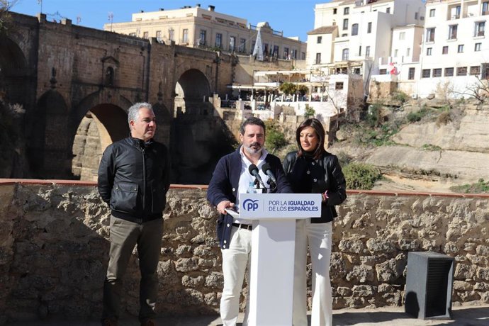 El secretario general del PP de Málaga, José Ramón Carmona, junto a Bendodo y la alcaldesa de Ronda.