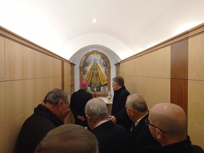 El obispo de Córdoba bendice el nuevo columbario del Santuario de la Virgen de la Sierra.