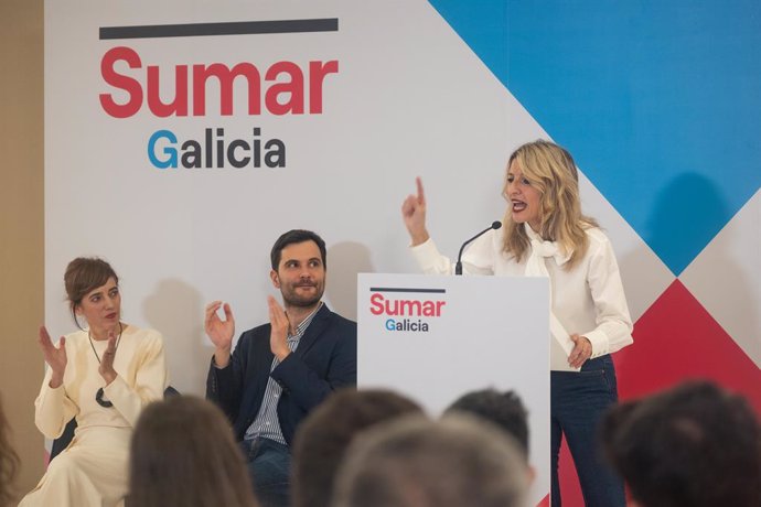 La líder de Sumar, Yolanda Díaz, interviene durante la presentación de la candidatura de Sumar Galicia para la Presidencia de la Xunta, en el Hotel Porta do Camiño, a 27 de diciembre de 2023, en Santiago de Compostela, A Coruña, Galicia (España).