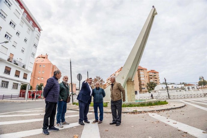 El concejal de Infraestructuras y Renovación Urbana, con vecinos de algunas de las calles objeto de intervención.