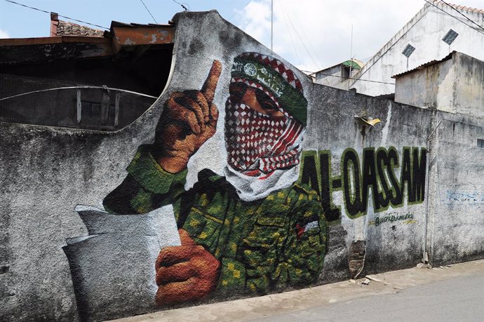 Archivo - November 17, 2023, YOGYAKARTA, YOGYAKARTA, INDONESIA: A resident walks past a mural of support for Palestine at the intersection of a main street and a small alley in Yogyakarta, Indonesia, 17 November 2023. Thousands of Israelis and Palestinian