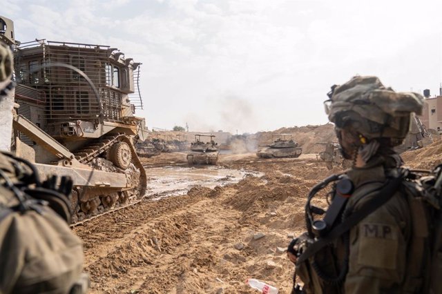 Vehículos blindados y militares israelíes y en la Franja de Gaza