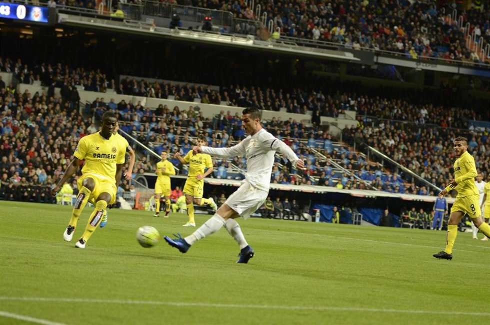 Archivo - Cristiano Ronaldo y Eric Bailly en el Real Madrid - Villareal 
