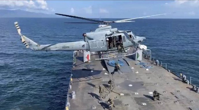 Helicóptero y buque militar de Venezuela