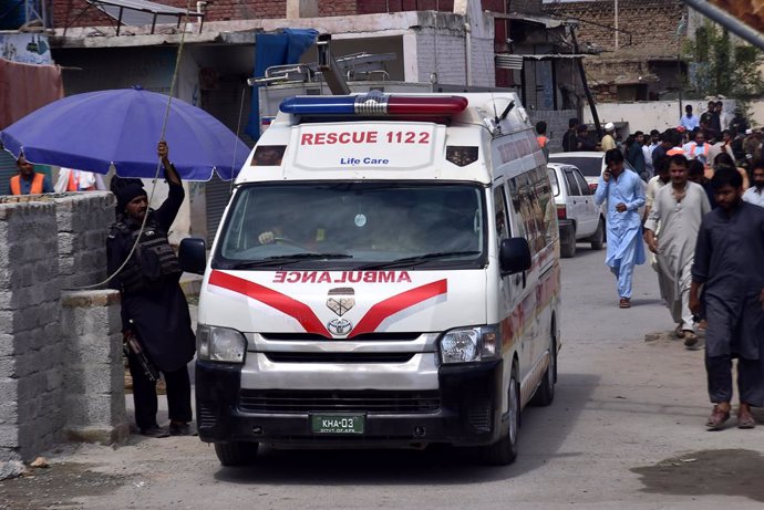 Archivo - KHYBER PAKHTUNKHWA, July 20, 2023  -- An ambulance arrives at the attack site in Pakistan's northwest Khyber Pakhtunkhwa province on July 20, 2023. A policeman was killed and 10 others were injured in a twin suicide blast in Pakistan's northwest
