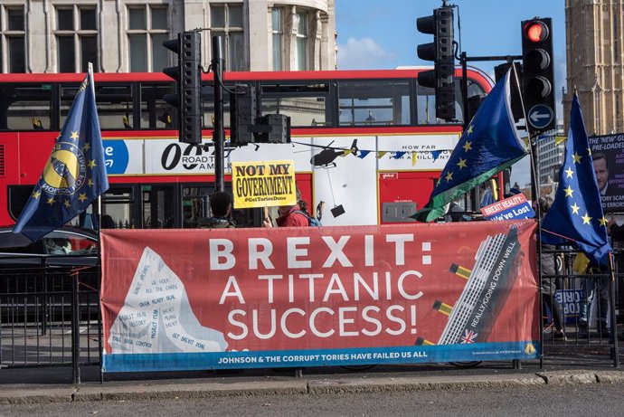 Archivo - November 15, 2023, London, United Kingdom: A protester holds a placard expressing his opinion during the protest in London. Pro-EU activists organised a small protest today at the Parliament in London, UK. Protesters demand general election and 