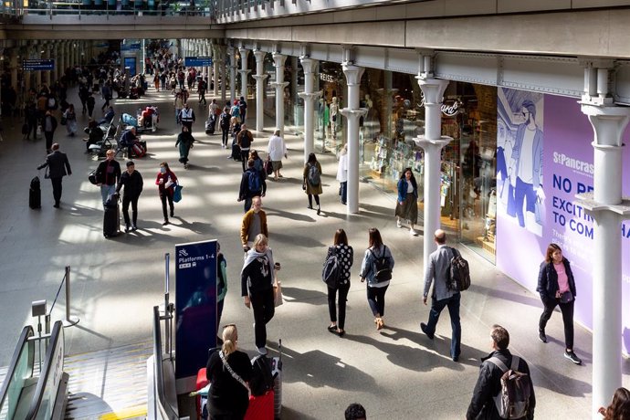 Archivo - May 9, 2022, London, United Kingdom: Commuters walk at Saint Pancras International train station a landmark.