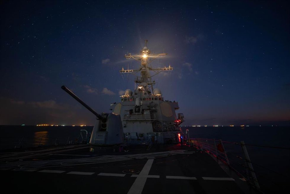 Archivo - Buque de la Armada de EEUU en el Canal de Suez  tras un ataque de los rebeldes hutíes de Yemen.