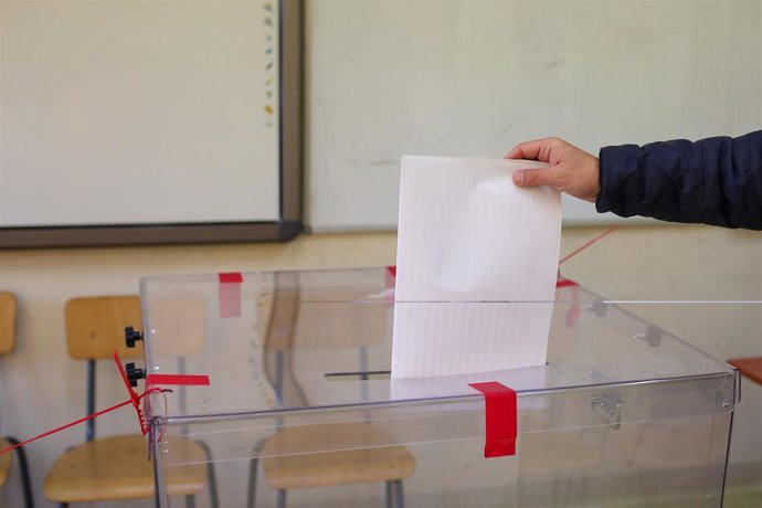 Archivo - Una persona deposita su voto en Cracovia en las elecciones parlamentarias de Polonia, el 15 de octubre