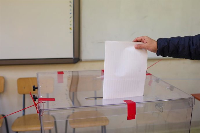 Archivo - October 15, 2023, Krakow, Poland: A person casts his vote at the electoral commission in Krakow during the 2023 parliamentary elections in Poland.