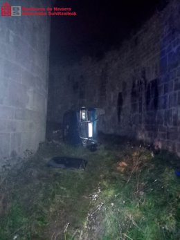 Imagen del vehículo que se ha precipitado al foso del Fuerte de San Cristóbal.