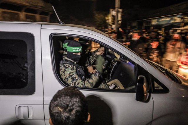 Archivo - Miembros de Hamás durante la entrega de rehenes israelíes.