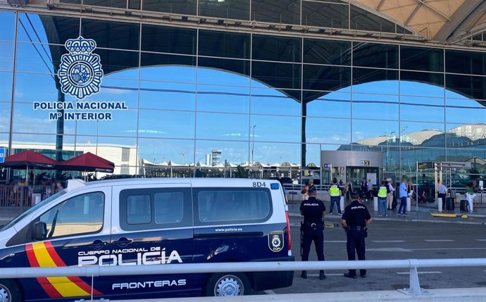 Agentes y vehículo de la Policía Nacional en el Aeropuerto de Alicante-Elche Miguel Hernández 
