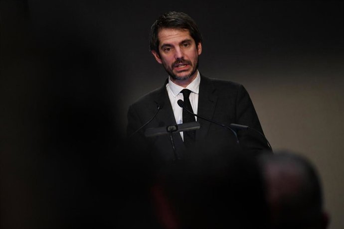 El ministro de Cultura, Ernest Urtasun, interviene en el homenaje a Jerónimo Saavedra, en el Teatro Real, a 18 de diciembre de 2023, en Madrid (España). 