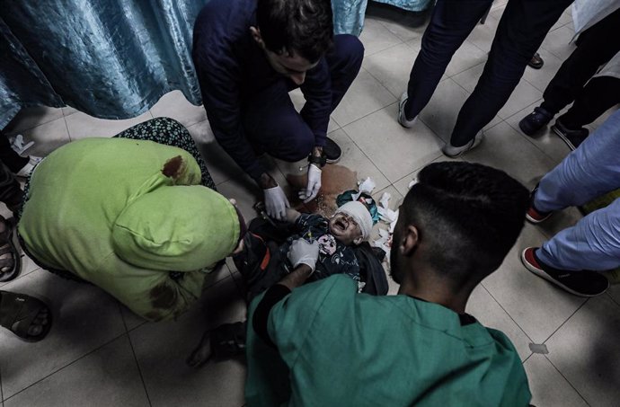 Un niño herido por los bombardeos israelíes es atendido en un hospital de Gaza.