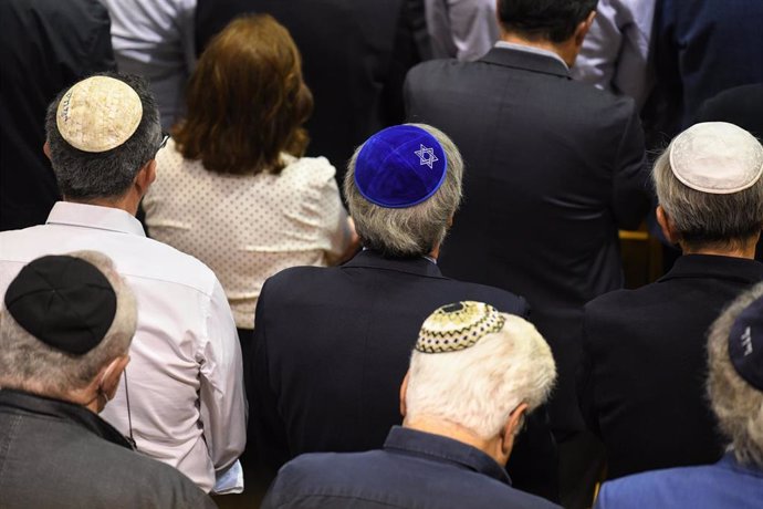 Archivo - Asistentes con kipá en el solemne acto celebrado en memoria de las víctimas de los ataques terroristas sufridos por Israel, en la Sinagoga Beth Yaacov.