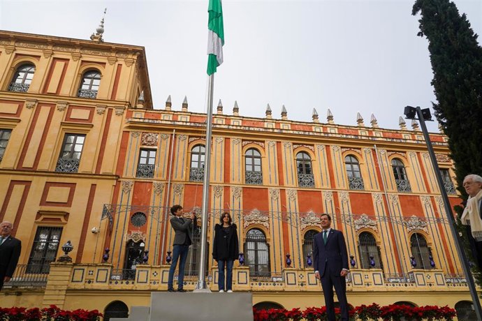Archivo - El presidente de la Junta de Andalucía, Juanma , durante el acto del Día de la Bandera de Andalucía, a 04 de diciembre del 2022 en el Palacio de San Telmo, Sevilla (Andalucía, España). (Foto de archivo).