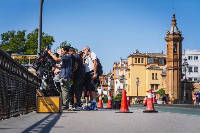 Un de los rodajes en la ciudad, con el equipo de grabación en el Puente de Triana.
