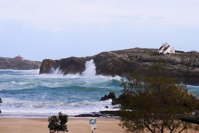 Archivo - Olas rompiendo en Santander