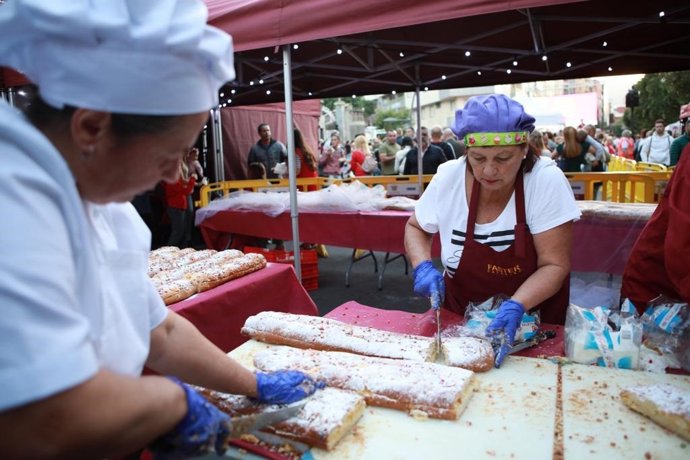 Elaboración del roscón de Reyes en La Orotava, el más grande de Tenerife con casi 500 metros de longitud