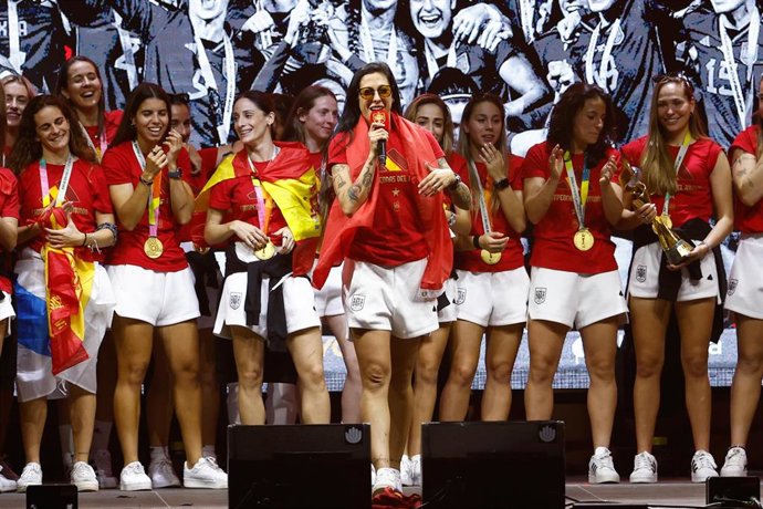 Archivo - Jennifer Hermoso talks to the fans during the reception of the supporters to the Spain Women Team as World Champions after winning the FIFA Women's World Cup Australia & New Zealand 2023 at Madrid Rio on august 21, 2023, in Madrid, Spain.