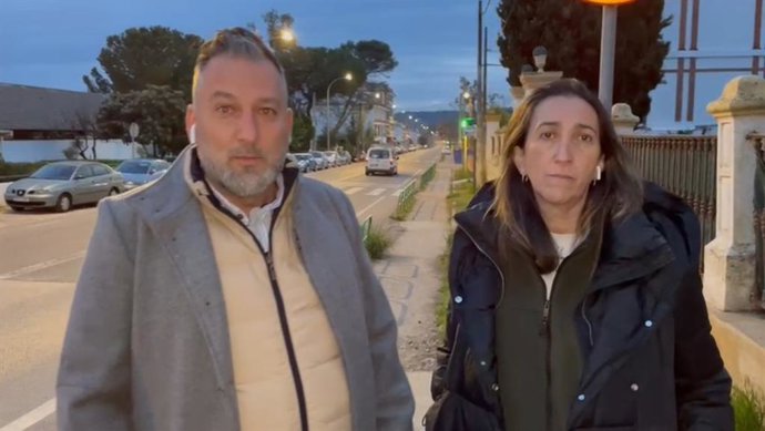 La portavoz de Vox en el Ayuntamiento de Córdoba, Paula Badanelli, junto al coordinador, Paco Pérez.