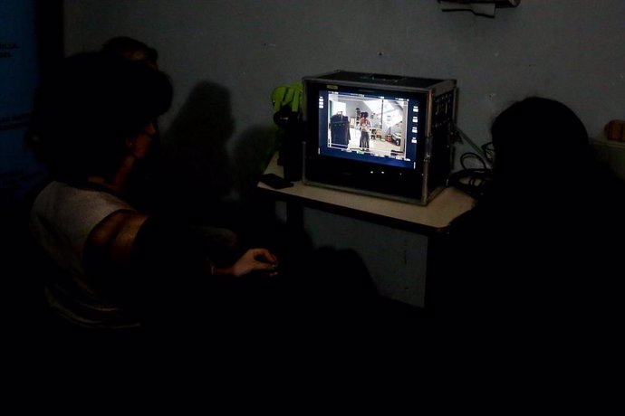 Archivo - Dos alumnos observan un monitor de grabación en la Escuela de Cine de la Comunidad de Madrid (ECAM), a 3 de febrero de 2022, en Madrid (España).