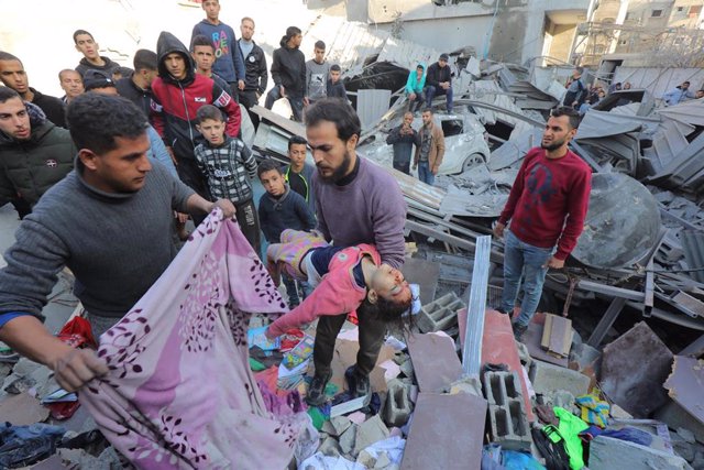 Una niña es rescatada entre los escombros tras un ataque de Israel sobre la Franja de Gaza.