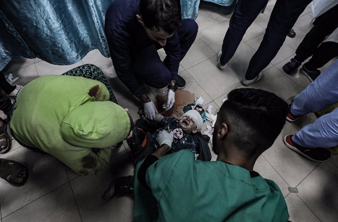 Un nen ferit pels bombardejos israelians és ats en un hospital de Gaza