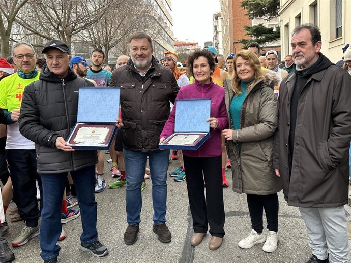 Homenaje a Ángel Valero y Teresa Esteso durante la Carrera del Pavo de Cuenca.