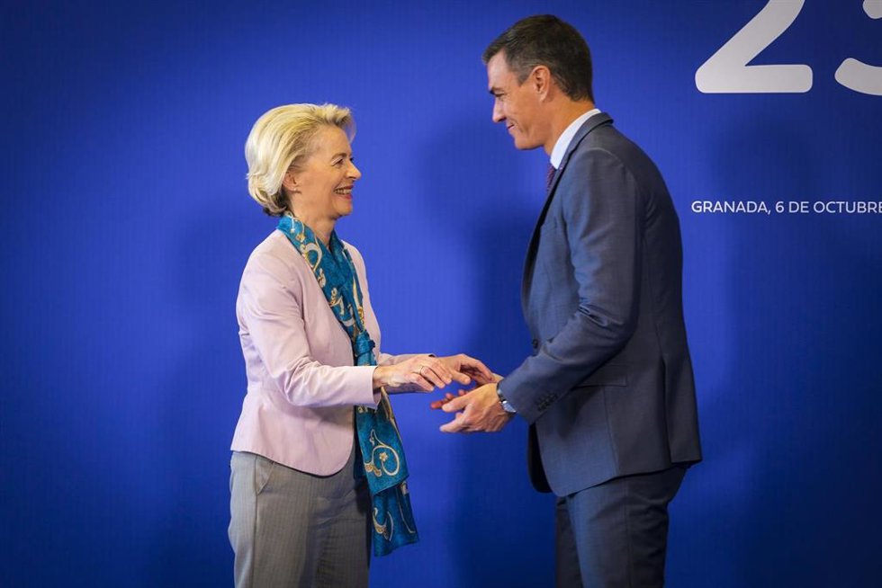 Archivo - La presidenta de la Comisión Europea, Ursula Von Der Leyen, y el presidente del Gobierno español, Pedro Sánchez.