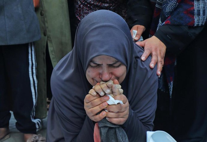 Una mujer llora la muerte de su hijo, víctima de los bombardeos israelíes sobre Gaza.