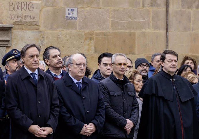 García Carbayo (i), Cabero, Rivero y Mañueco, en un momento de la ofrenda floral a Unamuno.