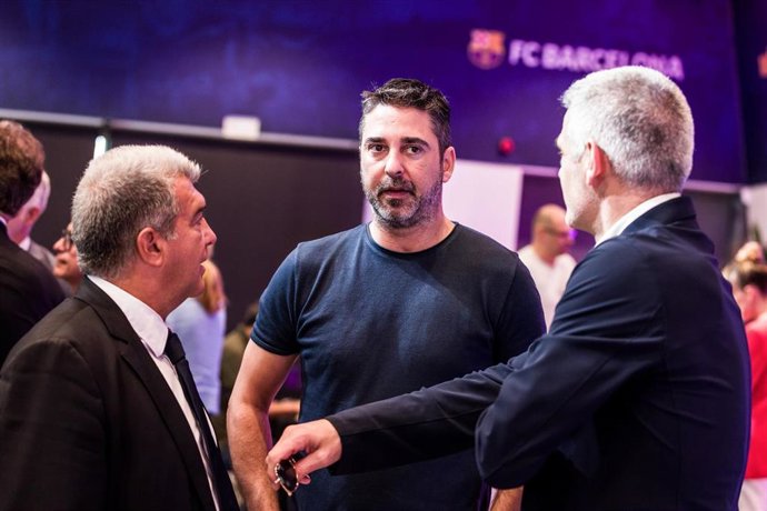 Archivo - Joan Laporta, President of Fc Barcelona, and Juan Carlos Navarro are seen during the presentation of Dario Bruzuela, Joel Parra, Jabari Parker and Willy Hernangomez as new players of FC Barcelona Basket at Auditori 1899