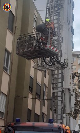 Un incendio en una vivienda en Alzira obliga a evacuar a 5 personas confinadas por el humo