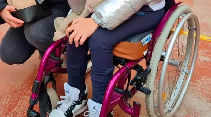 Denuncian el robo de una silla de ruedas hecha a medida para una niña con parálisis cerebral en Córdoba