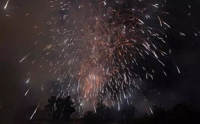 Archivo - Imagen del disparo de un castillo de fuegos artificiales