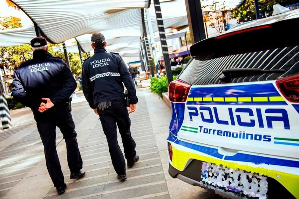 Policía Local de Torremolinos informa a establecimientos de la prohibición del uso de pirotecnia en Nochevieja.